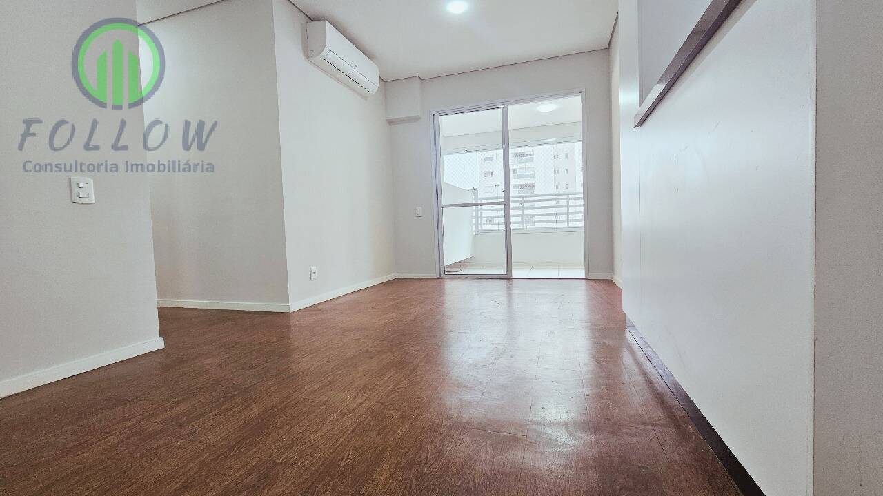 Apartamento à venda com 3 quartos, 81m² - Foto 2